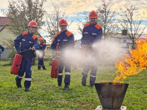 Jugendfeuerwehr mit Feuerlöschtrainer