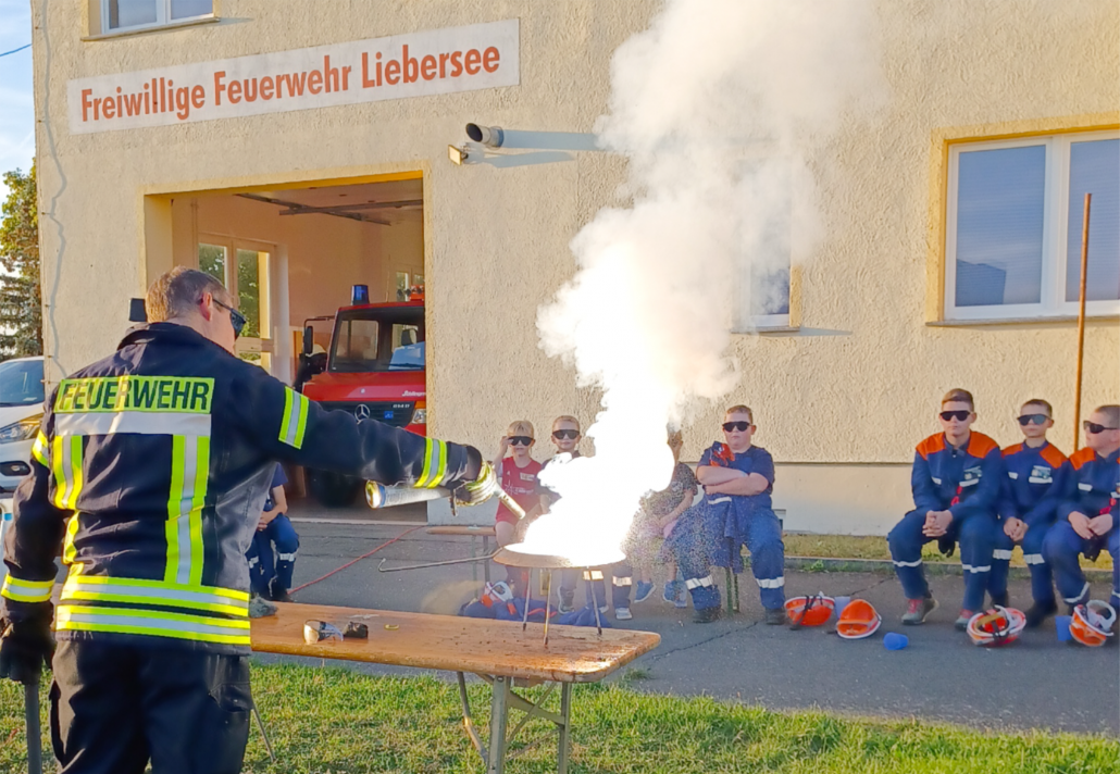 Demonstration eines Metallbrandes zu einer Brandschutzhelfer Ausbildung für die Jugendfeuerwehr Demonstration eines Metallbrandes zu einer Brandschutzhelfer Ausbildung für die Jugendfeuerwehr