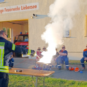 Demonstration eines Metallbrandes zu einer Brandschutzhelfer Ausbildung für die Jugendfeuerwehr