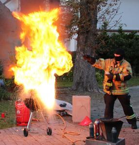 Fettbrand mit Wasser löschen ist gefährlich. In einer Demonstration zeige ich warum.